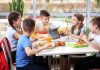 children eating in a cafeteria