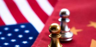 Chess pawns on USA and China flags.