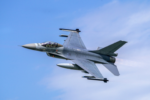 f16 jet_1629356173 featured image Jet flying in a clear blue sky