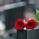 Oscar Winner’s Daughter DEAD — Tragic Cause REVEALED Two red roses on a gravestone.