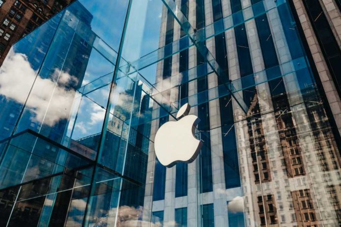 apple-store-building2374133657jpg-1 Glass Apple store facade in an urban environment